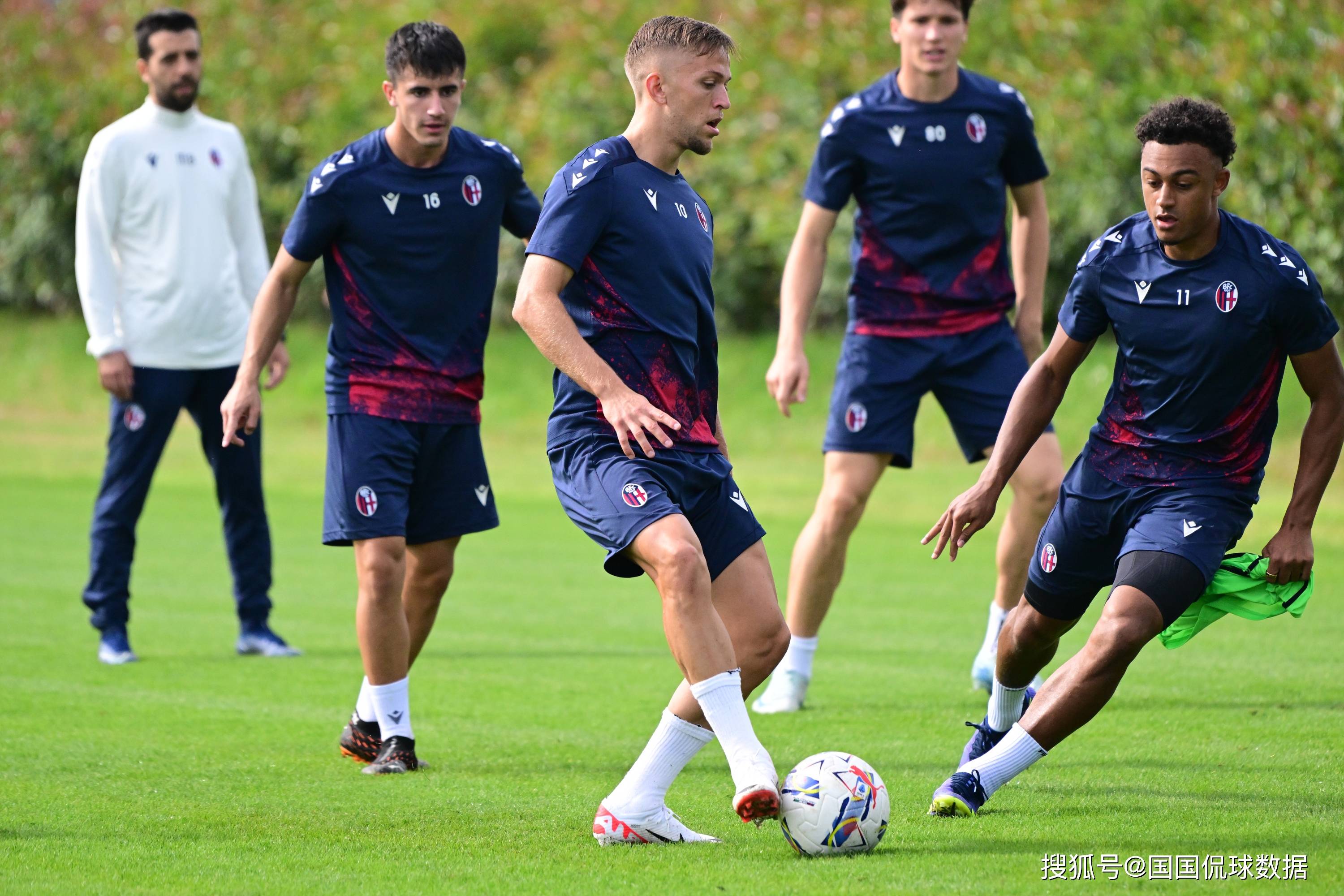 阿森纳警惕争夺一球前锋